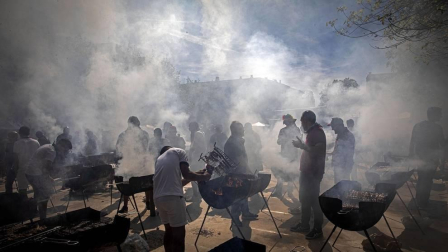 Los vecinos de la localidad de la comarca de Pamplona se dieron cita este matres, 8 de octubre, para cumplir con la tradición de comer al fuego de las brasas