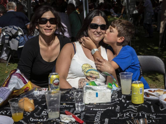 Los vecinos de la localidad de la comarca de Pamplona se dieron cita este matres, 8 de octubre, para cumplir con la tradición de comer al fuego de las brasas