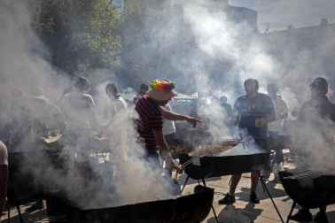 Los vecinos de la localidad de la comarca de Pamplona se dieron cita este matres, 8 de octubre, para cumplir con la tradición de comer al fuego de las brasas