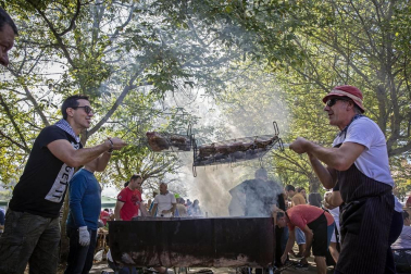 Los vecinos de la localidad de la comarca de Pamplona se dieron cita este matres, 8 de octubre, para cumplir con la tradición de comer al fuego de las brasas