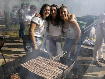 Los vecinos de la localidad de la comarca de Pamplona se dieron cita este matres, 8 de octubre, para cumplir con la tradición de comer al fuego de las brasas