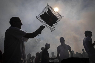 Los vecinos de la localidad de la comarca de Pamplona se dieron cita este matres, 8 de octubre, para cumplir con la tradición de comer al fuego de las brasas