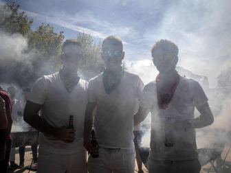 Los vecinos de la localidad de la comarca de Pamplona se dieron cita este matres, 8 de octubre, para cumplir con la tradición de comer al fuego de las brasas