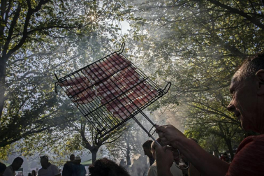 Los vecinos de la localidad de la comarca de Pamplona se dieron cita este matres, 8 de octubre, para cumplir con la tradición de comer al fuego de las brasas