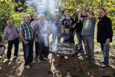 Los vecinos de la localidad de la comarca de Pamplona se dieron cita este matres, 8 de octubre, para cumplir con la tradición de comer al fuego de las brasas