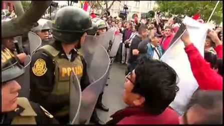 Protestas en Lima contra la decisión del presidente peruano de disolver el Congreso