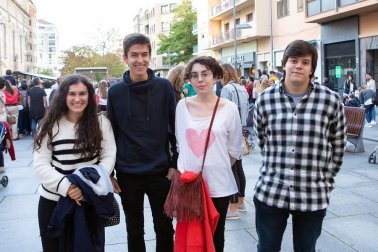 El viernes 4 de octubre se celebró la décima edición de 'Ensanche La Nuit', un evento en el que participan más de 60 establecimientos asociados a Ensanche Área Comercial y que contó con el apoyo del Ayuntamiento de Pamplona. Música, regalos, sorteos y otras actividades animaron las calles de este barrio, cuyos comercios abrieron excepcionalmente hasta las diez de la noche.