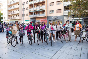 El viernes 4 de octubre se celebró la décima edición de 'Ensanche La Nuit', un evento en el que participan más de 60 establecimientos asociados a Ensanche Área Comercial y que contó con el apoyo del Ayuntamiento de Pamplona. Música, regalos, sorteos y otras actividades animaron las calles de este barrio, cuyos comercios abrieron excepcionalmente hasta las diez de la noche.