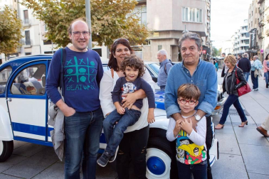 El viernes 4 de octubre se celebró la décima edición de 'Ensanche La Nuit', un evento en el que participan más de 60 establecimientos asociados a Ensanche Área Comercial y que contó con el apoyo del Ayuntamiento de Pamplona. Música, regalos, sorteos y otras actividades animaron las calles de este barrio, cuyos comercios abrieron excepcionalmente hasta las diez de la noche.