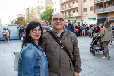 El viernes 4 de octubre se celebró la décima edición de 'Ensanche La Nuit', un evento en el que participan más de 60 establecimientos asociados a Ensanche Área Comercial y que contó con el apoyo del Ayuntamiento de Pamplona. Música, regalos, sorteos y otras actividades animaron las calles de este barrio, cuyos comercios abrieron excepcionalmente hasta las diez de la noche.