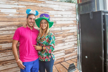 El sábado 6 de octubre, la zona Chic del Complejo Castejón se convirtió en el escenario perfecto para la sexta Gala de novios organizada por Ikemevoy Viajes. Una cita ya ineludible para las parejas que están planificando su próxima boda y en la que pueden compartir experiencias, disfrutar con el coctel de bienvenida, la comida o la discoteca, además de participar en sorteos y otras muchas actividades que convierten cada año este encuentro en una auténtica fiesta.