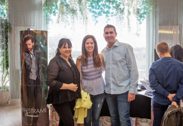 El sábado 6 de octubre, la zona Chic del Complejo Castejón se convirtió en el escenario perfecto para la sexta Gala de novios organizada por Ikemevoy Viajes. Una cita ya ineludible para las parejas que están planificando su próxima boda y en la que pueden compartir experiencias, disfrutar con el coctel de bienvenida, la comida o la discoteca, además de participar en sorteos y otras muchas actividades que convierten cada año este encuentro en una auténtica fiesta.