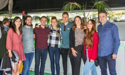 El sábado 6 de octubre, la zona Chic del Complejo Castejón se convirtió en el escenario perfecto para la sexta Gala de novios organizada por Ikemevoy Viajes. Una cita ya ineludible para las parejas que están planificando su próxima boda y en la que pueden compartir experiencias, disfrutar con el coctel de bienvenida, la comida o la discoteca, además de participar en sorteos y otras muchas actividades que convierten cada año este encuentro en una auténtica fiesta.