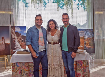 El sábado 6 de octubre, la zona Chic del Complejo Castejón se convirtió en el escenario perfecto para la sexta Gala de novios organizada por Ikemevoy Viajes. Una cita ya ineludible para las parejas que están planificando su próxima boda y en la que pueden compartir experiencias, disfrutar con el coctel de bienvenida, la comida o la discoteca, además de participar en sorteos y otras muchas actividades que convierten cada año este encuentro en una auténtica fiesta.