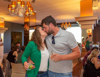 El sábado 6 de octubre, la zona Chic del Complejo Castejón se convirtió en el escenario perfecto para la sexta Gala de novios organizada por Ikemevoy Viajes. Una cita ya ineludible para las parejas que están planificando su próxima boda y en la que pueden compartir experiencias, disfrutar con el coctel de bienvenida, la comida o la discoteca, además de participar en sorteos y otras muchas actividades que convierten cada año este encuentro en una auténtica fiesta.