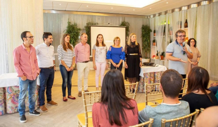 El sábado 6 de octubre, la zona Chic del Complejo Castejón se convirtió en el escenario perfecto para la sexta Gala de novios organizada por Ikemevoy Viajes. Una cita ya ineludible para las parejas que están planificando su próxima boda y en la que pueden compartir experiencias, disfrutar con el coctel de bienvenida, la comida o la discoteca, además de participar en sorteos y otras muchas actividades que convierten cada año este encuentro en una auténtica fiesta.