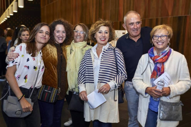 La cantante navarra abrió su gira 'Pero no pasa nada' en el escenario de Baluarte. Un concierto en el que presentó el que es primer disco de la ganadora de Operación Triunfo 2017. La actuación fue enlazando canciones interpretadas en solitario por la artista, al piano o con su guitarra, con otras en las que estuvo acompañada por su banda.