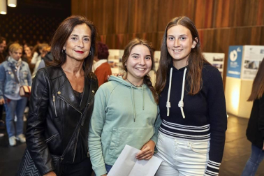 La cantante navarra abrió su gira 'Pero no pasa nada' en el escenario de Baluarte. Un concierto en el que presentó el que es primer disco de la ganadora de Operación Triunfo 2017. La actuación fue enlazando canciones interpretadas en solitario por la artista, al piano o con su guitarra, con otras en las que estuvo acompañada por su banda.