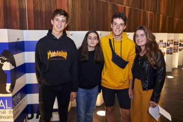 La cantante navarra abrió su gira 'Pero no pasa nada' en el escenario de Baluarte. Un concierto en el que presentó el que es primer disco de la ganadora de Operación Triunfo 2017. La actuación fue enlazando canciones interpretadas en solitario por la artista, al piano o con su guitarra, con otras en las que estuvo acompañada por su banda.