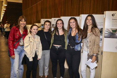 La cantante navarra abrió su gira 'Pero no pasa nada' en el escenario de Baluarte. Un concierto en el que presentó el que es primer disco de la ganadora de Operación Triunfo 2017. La actuación fue enlazando canciones interpretadas en solitario por la artista, al piano o con su guitarra, con otras en las que estuvo acompañada por su banda.