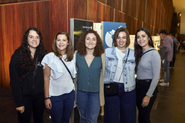 La cantante navarra abrió su gira 'Pero no pasa nada' en el escenario de Baluarte. Un concierto en el que presentó el que es primer disco de la ganadora de Operación Triunfo 2017. La actuación fue enlazando canciones interpretadas en solitario por la artista, al piano o con su guitarra, con otras en las que estuvo acompañada por su banda.