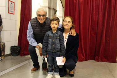 La Trócola Circo presentó el 5 de octubre en el Auditorio del Carmen de Sangüesa la obra 'Emportats', un espectáculo de circo para todos los públicos basado en la acrobacia, los malabares y la música en directo, de la que se encargó el grupo Jo & Swissknife. Una propuesta diferente cargada de humor y energía.