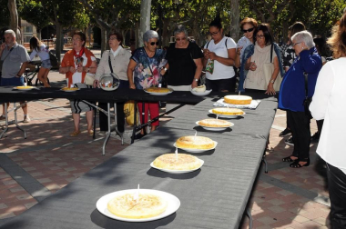La XVIII Fiesta de la Gastronomía Navarra de Cintruénigo ofreció a todos aquellos que se acercaron a conocerla una jornada cargada de actividades que incluyeron varias degustaciones, un mercado de productos artesanos y visitas a bodegas.