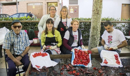 Lodosa celebró el 5 de octubre la X Jornada de Exaltación del Pimiento del Piquillo. Una jornada a la que asistieron cientos de personas, que celebraron el inicio de la campaña del pimiento y disfrutaron de demostraciones, mercadillo y otras actividades. El evento más esperado fue la degustación de 800 cazuelicas de Pimientos del Piquillo, que aportó Conservas Pedro Luis, y que se celebró en el Paseo.