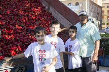 Lodosa celebró el 5 de octubre la X Jornada de Exaltación del Pimiento del Piquillo. Una jornada a la que asistieron cientos de personas, que celebraron el inicio de la campaña del pimiento y disfrutaron de demostraciones, mercadillo y otras actividades. El evento más esperado fue la degustación de 800 cazuelicas de Pimientos del Piquillo, que aportó Conservas Pedro Luis, y que se celebró en el Paseo.