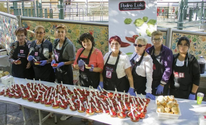 Lodosa celebró el 5 de octubre la X Jornada de Exaltación del Pimiento del Piquillo. Una jornada a la que asistieron cientos de personas, que celebraron el inicio de la campaña del pimiento y disfrutaron de demostraciones, mercadillo y otras actividades. El evento más esperado fue la degustación de 800 cazuelicas de Pimientos del Piquillo, que aportó Conservas Pedro Luis, y que se celebró en el Paseo.