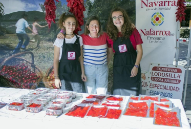 Lodosa celebró el 5 de octubre la X Jornada de Exaltación del Pimiento del Piquillo. Una jornada a la que asistieron cientos de personas, que celebraron el inicio de la campaña del pimiento y disfrutaron de demostraciones, mercadillo y otras actividades. El evento más esperado fue la degustación de 800 cazuelicas de Pimientos del Piquillo, que aportó Conservas Pedro Luis, y que se celebró en el Paseo.