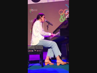 Amaia interpreta al piano 'Nadie podría hacerlo' en la Biblioteca de la UPNA.