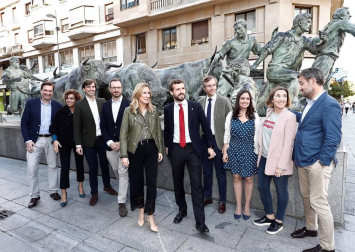El presidente del PP y candidato a la Presidencia del Gobierno, Pablo Casado, se ha reunido este viernes en Pamplona con el presidente de UPN, Javier Esparza, y el alcalde de la capital navarra, Enrique Maya.