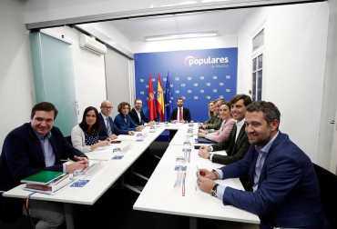 El presidente del PP y candidato a la Presidencia del Gobierno, Pablo Casado, se ha reunido este viernes en Pamplona con el presidente de UPN, Javier Esparza, y el alcalde de la capital navarra, Enrique Maya.