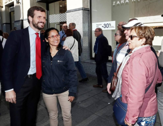 El presidente del PP y candidato a la Presidencia del Gobierno, Pablo Casado, se ha reunido este viernes en Pamplona con el presidente de UPN, Javier Esparza, y el alcalde de la capital navarra, Enrique Maya.