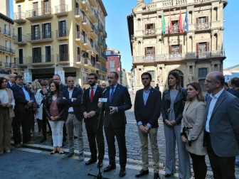 El presidente del PP y candidato a la Presidencia del Gobierno, Pablo Casado, se ha reunido este viernes en Pamplona con el presidente de UPN, Javier Esparza, y el alcalde de la capital navarra, Enrique Maya.