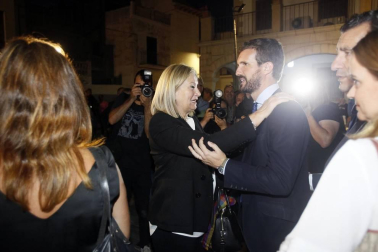 El presidente del PP y candidato a la Presidencia del Gobierno, Pablo Casado, se ha reunido este viernes en Pamplona con el presidente de UPN, Javier Esparza, y el alcalde de la capital navarra, Enrique Maya.