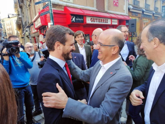 El presidente del PP y candidato a la Presidencia del Gobierno, Pablo Casado, se ha reunido este viernes en Pamplona con el presidente de UPN, Javier Esparza, y el alcalde de la capital navarra, Enrique Maya.