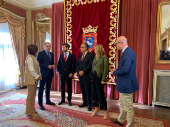 El presidente del PP y candidato a la Presidencia del Gobierno, Pablo Casado, se ha reunido este viernes en Pamplona con el presidente de UPN, Javier Esparza, y el alcalde de la capital navarra, Enrique Maya.