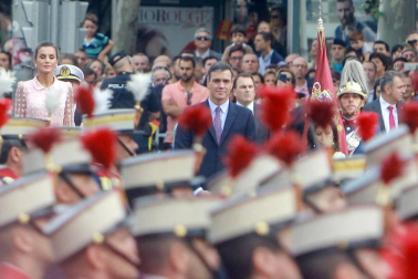 Los reyes Felipe y Letizia, acompañados de sus hijas, Leonor y Sofía, han llegado poco antes de las 11.00 horas de este sábado a la Plaza de Lima de Madrid para presidir el desfile del Día de la Fiesta Nacional.