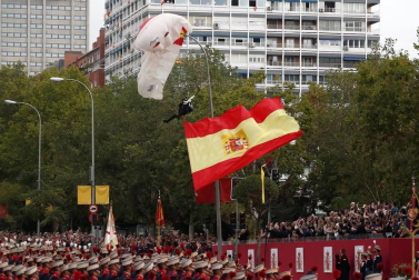 El paracaidista que descendía con la bandera de España que se iza para el desfile de la Fiesta Nacional ha impactado contra una farola del paseo de la Castellana de Madrid, junto al palco de las autoridades, y ha quedado atrapado allí unos minutos.