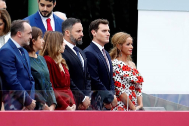 Los reyes Felipe y Letizia, acompañados de sus hijas, Leonor y Sofía, han llegado poco antes de las 11.00 horas de este sábado a la Plaza de Lima de Madrid para presidir el desfile del Día de la Fiesta Nacional.