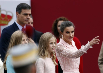 Los reyes Felipe y Letizia, acompañados de sus hijas, Leonor y Sofía, han llegado poco antes de las 11.00 horas de este sábado a la Plaza de Lima de Madrid para presidir el desfile del Día de la Fiesta Nacional.