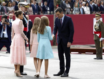 Los reyes Felipe y Letizia, acompañados de sus hijas, Leonor y Sofía, han llegado poco antes de las 11.00 horas de este sábado a la Plaza de Lima de Madrid para presidir el desfile del Día de la Fiesta Nacional.