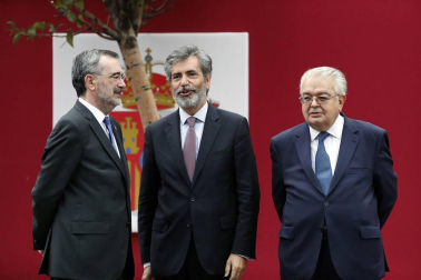 Los reyes Felipe y Letizia, acompañados de sus hijas, Leonor y Sofía, han llegado poco antes de las 11.00 horas de este sábado a la Plaza de Lima de Madrid para presidir el desfile del Día de la Fiesta Nacional.