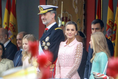 Los reyes Felipe y Letizia, acompañados de sus hijas, Leonor y Sofía, han llegado poco antes de las 11.00 horas de este sábado a la Plaza de Lima de Madrid para presidir el desfile del Día de la Fiesta Nacional.