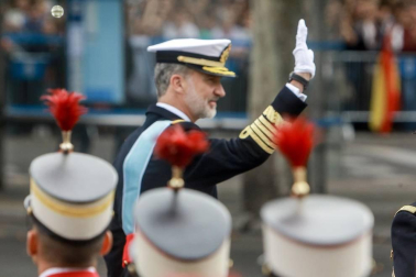 Los reyes Felipe y Letizia, acompañados de sus hijas, Leonor y Sofía, han llegado poco antes de las 11.00 horas de este sábado a la Plaza de Lima de Madrid para presidir el desfile del Día de la Fiesta Nacional.