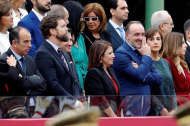 Los reyes Felipe y Letizia, acompañados de sus hijas, Leonor y Sofía, han llegado poco antes de las 11.00 horas de este sábado a la Plaza de Lima de Madrid para presidir el desfile del Día de la Fiesta Nacional.