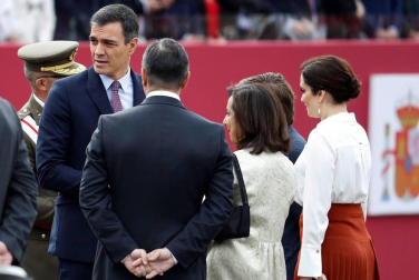 Los reyes Felipe y Letizia, acompañados de sus hijas, Leonor y Sofía, han llegado poco antes de las 11.00 horas de este sábado a la Plaza de Lima de Madrid para presidir el desfile del Día de la Fiesta Nacional.