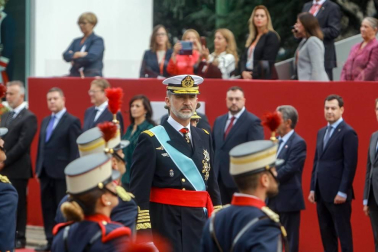 Los reyes Felipe y Letizia, acompañados de sus hijas, Leonor y Sofía, han llegado poco antes de las 11.00 horas de este sábado a la Plaza de Lima de Madrid para presidir el desfile del Día de la Fiesta Nacional.
